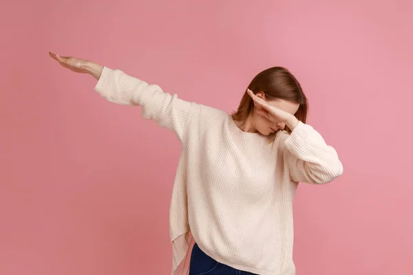 Retrato Mulher Loira Mostrando Pose Dança Dab Meme Internet Famoso — Fotografia de Stock
