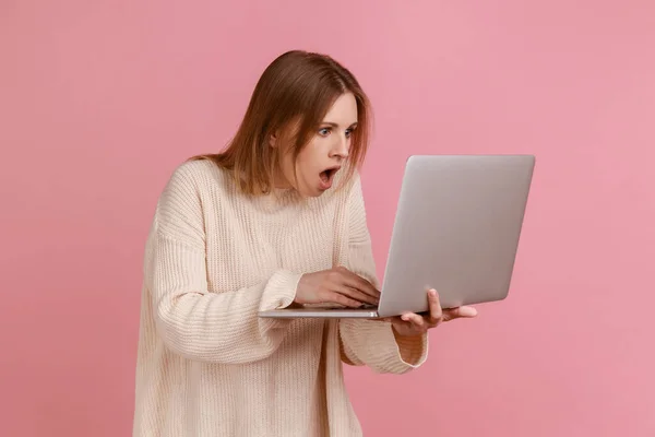 Retrato Mujer Rubia Joven Sorprendida Trabajando Computación Portátil Mirando Pantalla — Foto de Stock