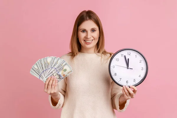 Retrato Mulher Loira Rica Positiva Segurando Grande Notas Dólar Relógio — Fotografia de Stock