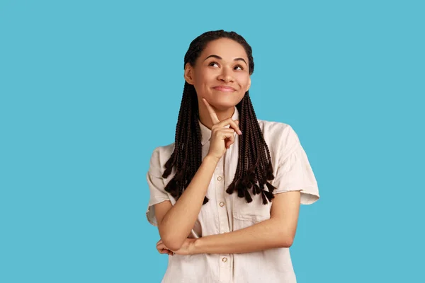 Portret Van Mooie Vrouw Met Dreadlocks Tevreden Uitdrukking Houdt Vinger — Stockfoto