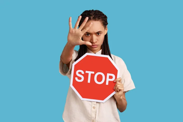 Acceso Denegado Mujer Mandona Con Rastas Mostrando Gesto Stop Con — Foto de Stock