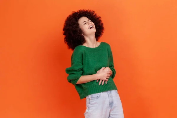 Happy Woman Afro Hairstyle Wearing Green Casual Style Sweater Holding — стоковое фото