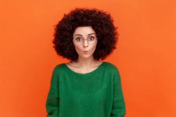 Portrait Funny Woman Afro Hairstyle Wearing Green Casual Style Sweater — 스톡 사진