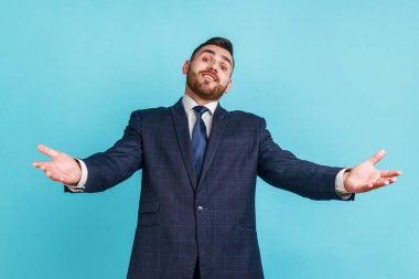 Lütfen, bedavaya alın! Resmi kıyafet giymiş sakallı işadamı ellerini uzatıyor sanki bir şeyler paylaşıyor, bir şeyler veriyor, şefkat ve yardım kavramı gibi. Mavi arka planda kapalı stüdyo çekimi.