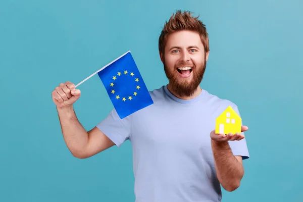 Retrato Hombre Barbudo Pie Con Casa Papel Bandera Unión Europea — Foto de Stock