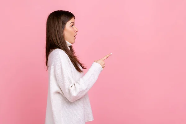 Side View Portrait Astonished Girl Points Aside Finger Shows Empty — Fotografia de Stock