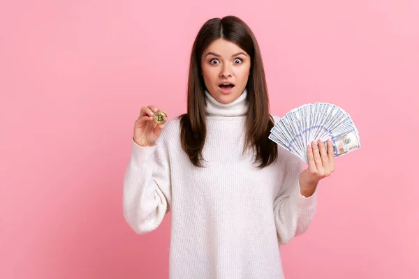 Astonished Dark Haired Woman Holding Bitcoin Big Fan Dollar Bills — 스톡 사진