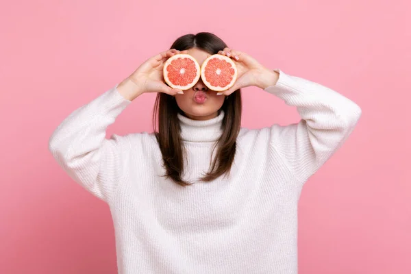 Attractive Girl Covering Eyes Half Slices Grapefruit Keeps Lips Pout — стоковое фото