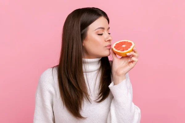Beautiful Female Smelling Half Slice Grapefruit Enjoying Tasty Vitamin Fruits — Stock Photo, Image