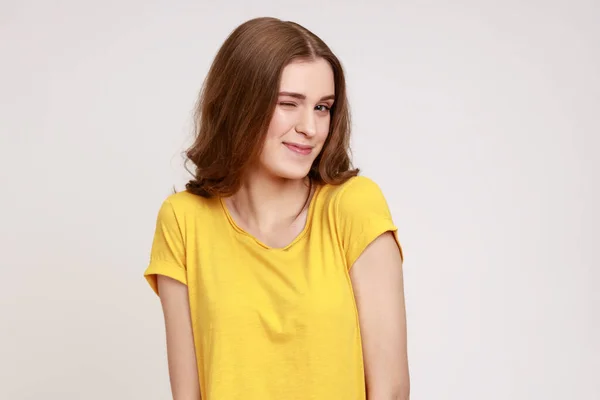 Şakacı Mutlu Genç Kızın Yakın Plan Portresi Dalgalı Sarı Tişörtlü — Stok fotoğraf