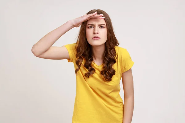 Curious Brown Haired Teenager Girl Casual Shirt Keeping Palm Head — Stockfoto
