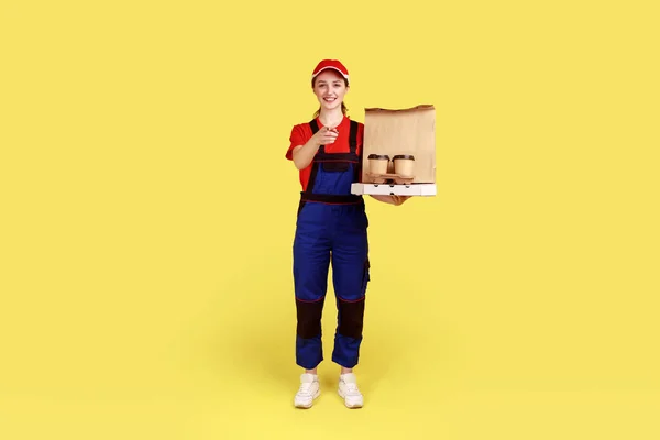 Kurye Kadının Uzun Bir Portresi Elinde Pizza Ile Kahve Kutular — Stok fotoğraf