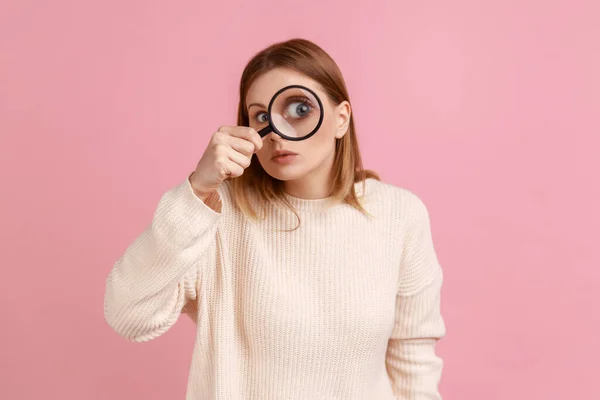 Retrato Mujer Rubia Divertida Pie Sosteniendo Lupa Mirando Cámara Con — Foto de Stock