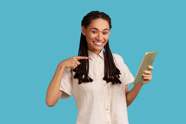 Optimistic Woman Dreadlocks Using Tablet Working Online Looking Smiling Camera — Foto Stock