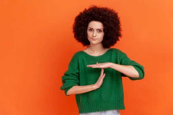 Young Adult Woman Afro Hairstyle Wearing Green Casual Style Sweater — Stock fotografie