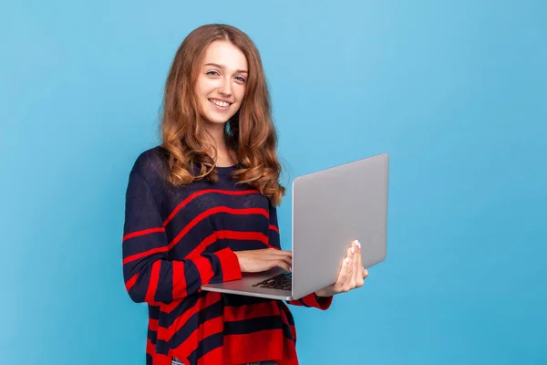 Happy Attractive Woman Wearing Striped Casual Style Sweater Standing Laptop — Foto Stock