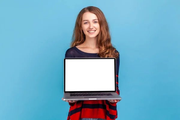 Cheerful Woman Wearing Striped Casual Style Sweater Standing Showing Laptop — Foto Stock