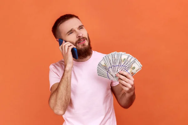 Portrait Bearded Man Holding Big Fan Dollar Banknotes Talking Phone — Fotografia de Stock