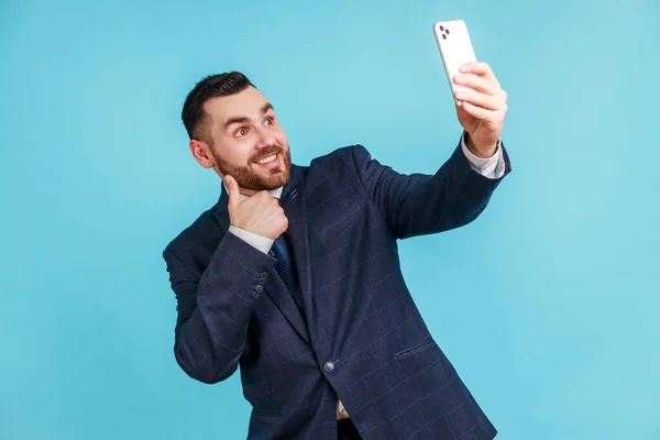 Portrait Friendly Handsome Man Wearing Official Style Suit Showing Thumbs — Stok fotoğraf