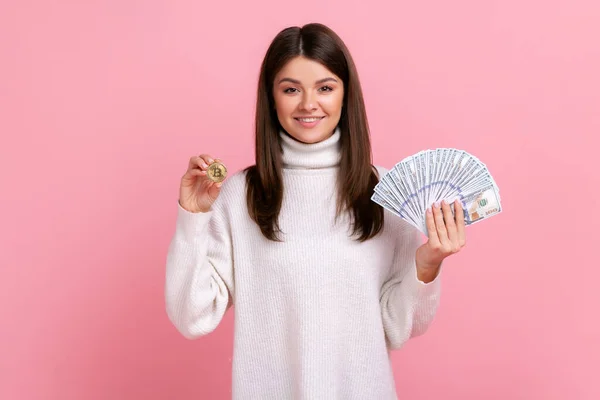 Optimistic Dark Haired Woman Holding Bitcoin Big Fan Dollar Bills — 스톡 사진