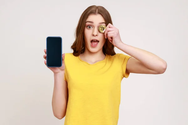 Surprised Beautiful Teenager Brown Hair Yellow Shirt Holding Mobile Phone — Fotografia de Stock