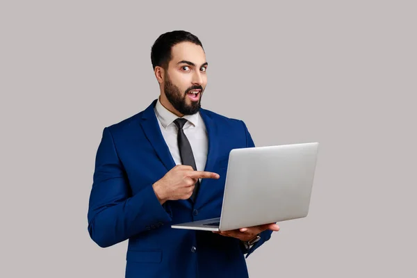 Astonished Bearded Man Pointing Laptop Screen Looking Camera Shocked Expression — Foto de Stock