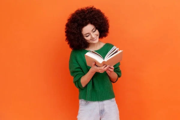 Afro Saç Stili Mutlu Bir Kadın Yeşil Günlük Tarzda Süveter — Stok fotoğraf