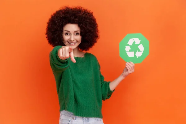 Porträt Einer Glücklichen Frau Mit Afro Frisur Die Einen Grünen — Stockfoto