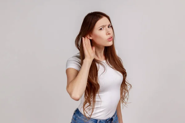 Retrato Una Mujer Curiosa Cogida Mano Cerca Oreja Tratando Escuchar —  Fotos de Stock