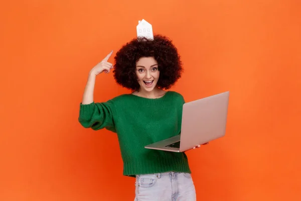 Lustige Aufgeregte Frau Mit Afro Frisur Grünem Lässigem Pullover Der — Stockfoto