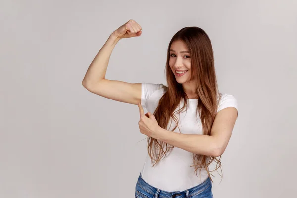 Retrato Mulher Independente Confiante Levantando Mão Apontando Bíceps Sentindo Poder — Fotografia de Stock