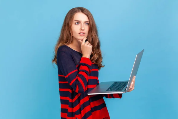 Pensieve Vrouw Draagt Gestreepte Casual Stijl Trui Staat Met Laptop — Stockfoto