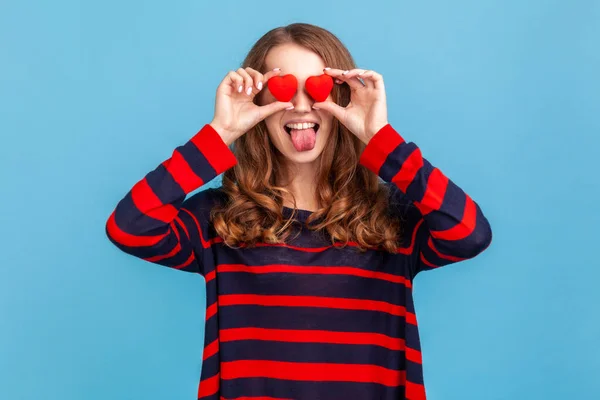 Vtipná Žena Pruhovaném Neformálním Svetru Zakrývající Oči Malými Rudými Srdci — Stock fotografie