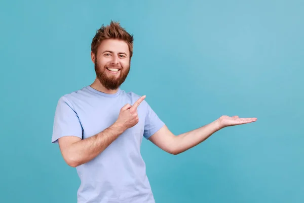 Publicidade Produto Retrato Homem Barbudo Encantado Apontando Para Espaço Cópia — Fotografia de Stock