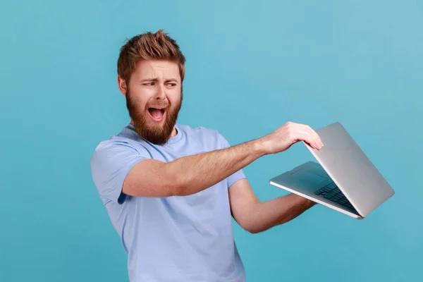 Portret Van Een Aantrekkelijke Geschokte Jonge Volwassen Baardman Die Laptop — Stockfoto