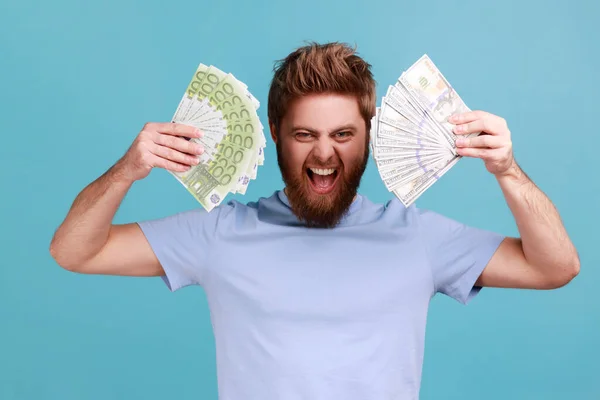 Retrato Homem Barbudo Louco Atraente Animado Segurando Muitos Euros Dólares — Fotografia de Stock