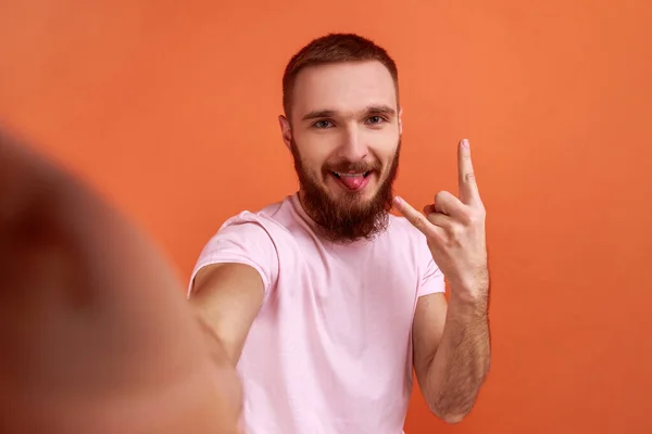 Retrato Hombre Guapo Haciendo Selfie Streaming Mostrando Gesto Rock Roll —  Fotos de Stock