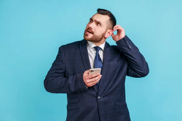 Resmi Stil Takım Elbiseli Bir Adamı Akıllı Telefonu Elinde Tutuyor — Stok fotoğraf