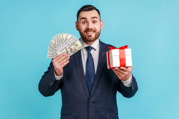 Bonito Jovem Adulto Com Barba Vestindo Terno Estilo Oficial Mostrando — Fotografia de Stock