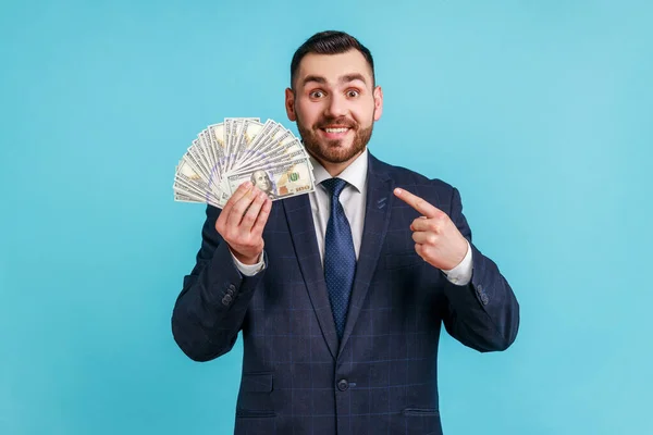 Zakenman Het Dragen Van Officiële Stijl Pak Met Veel Geld — Stockfoto