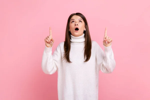 Surprised Happy Brunette Girl Looking Astonished Pointing Copy Space Showing — Stock Photo, Image