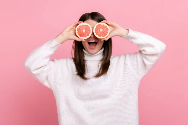 Позитивная Женщина Покрывающая Глаза Двумя Половинками Грейпфрута Детоксикацией Здоровой Сырой — стоковое фото