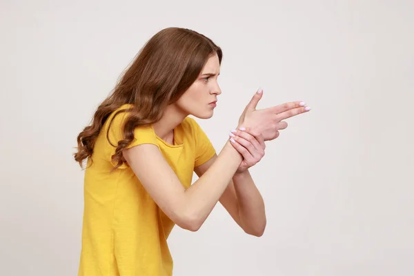 Jag Ska Döda Dig Sidovy Ung Kvinna Gul Casual Shirt — Stockfoto