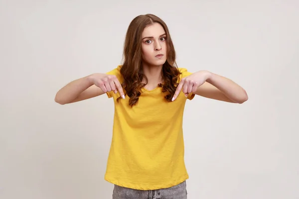 Aqui Agora Retrato Menina Adolescente Mandona Amarelo Casual Shirt Apontando — Fotografia de Stock
