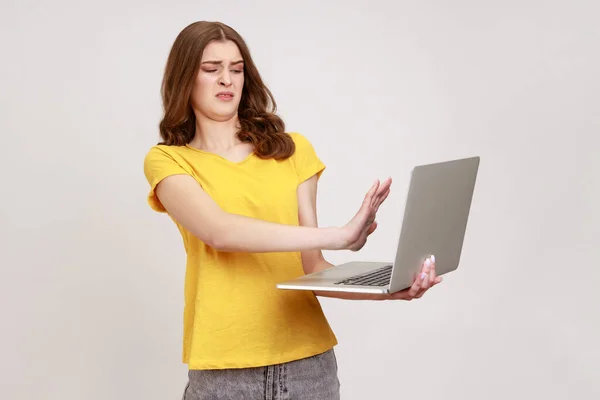 소녀는 노트북을 폐쇄하고 인터넷의 스러운 올리기 행동을 멈추고 컴퓨터와 문제를 — 스톡 사진