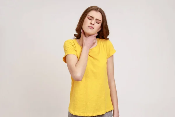 Mujer Joven Con Una Camiseta Amarilla Estilo Casual Que Sufre —  Fotos de Stock