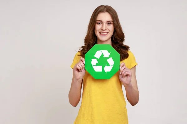 Verantwortlich Zufriedenes Teenager Mädchen Mit Welligem Haar Gelben Shirt Grünes — Stockfoto