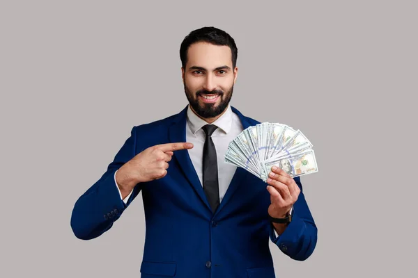 Dolar Banknotlarını Işaret Eden Zengin Sakallı Adam Mutlu Bir Ifadeyle — Stok fotoğraf