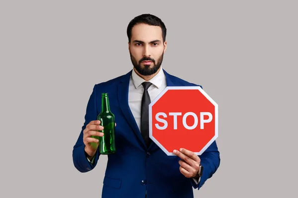 알코올 간판을 세우고 경고하고 걱정하고 공식적 스타일 의상을 수염을 남자의 — 스톡 사진