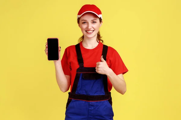 Retrato Mulher Trabalhadora Satisfeita Com Telefone Celular Com Exibição Vazia — Fotografia de Stock